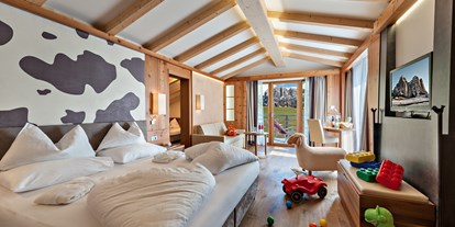 Golfurlaub - Kühlschrank - Olang - Suite "Dolasilla" mit Balkon und Berg/Dorfblick -  Hotel Emmy-five elements
