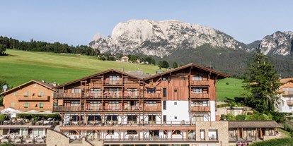 Golfurlaub - Abendmenü: 3 bis 5 Gänge - Trentino-Südtirol - Aussenansicht Hotel Emmy - five elements -  Hotel Emmy-five elements