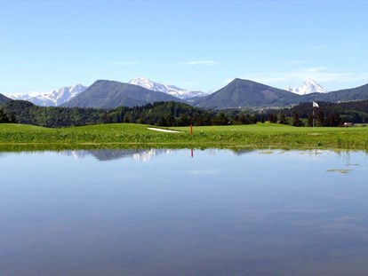 Golfurlaub - Bademantel - Traumblick vom Golfplatz mit
Alpenpanorama. - Römergolflodge