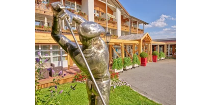 Golfurlaub - Bademantel - Fürsteneck - Hoteleingang - Hartls Parkhotel Bad Griesbach