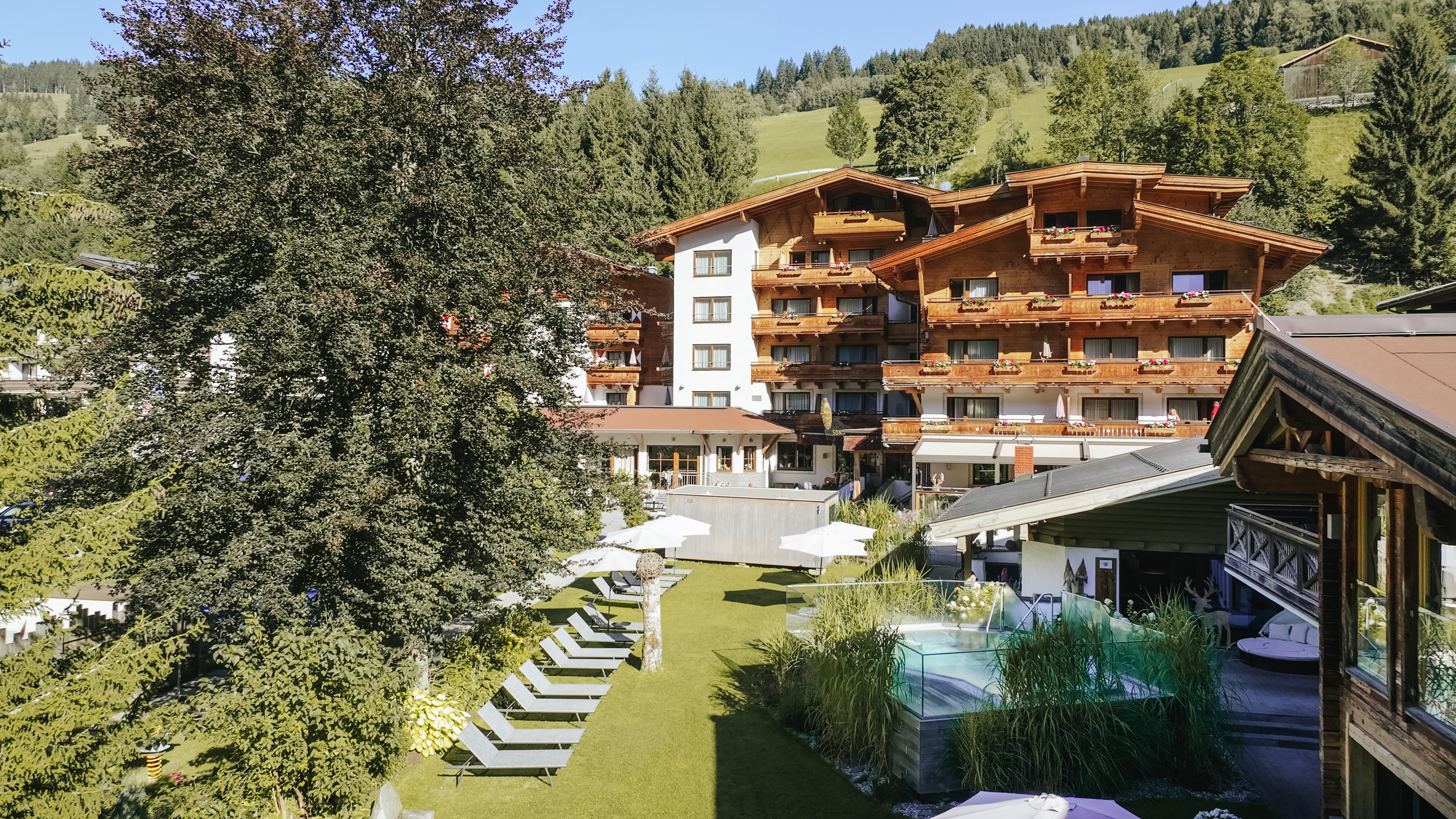 Golfhotel - Außenansicht mit Whirlpool - ALL INCLUSIVE Hotel DIE SONNE****s