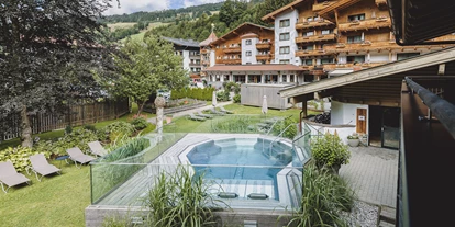 Golfurlaub - Abendmenü: Buffet - Kirchberg in Tirol - Außenansicht mit Whirlpool - Hotel Sonne