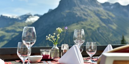 Golfurlaub - Abendmenü: 3 bis 5 Gänge - PLZ 6793 (Österreich) - Terrasse - Hotel Goldener Berg