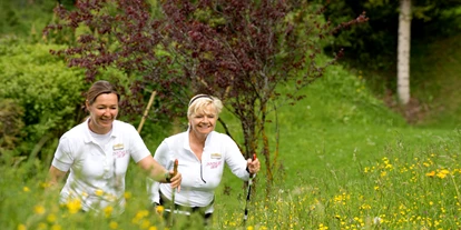 Golfurlaub - Golf-Schläger Verleih - Pertisau - Nordic Walking durch die Blumenwiese im Inntalerhof - Inntalerhof - DAS Panoramahotel