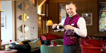 Golfurlaub - Abendmenü: Buffet - Oberammergau - Genießen Sie nach einem aktiven Tag am Abend ein Glas Wein in der Lounge, im Winter mit Kamin oder im Sommer auf der Panoramaterrasse! - Inntalerhof - DAS Panoramahotel