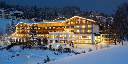 Golfurlaub - WLAN - Panoramahotel Inntalerhof - Außenansicht im Winter - Inntalerhof - DAS Panoramahotel