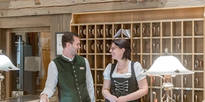 Golfurlaub - Abendmenü: Buffet - Oberammergau - Unser Rezeptionsteam freut sich auf ein persönliches "Grüß Gott" - Inntalerhof - DAS Panoramahotel