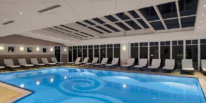 Golfurlaub - Hotel-Schwerpunkt: Golf & Schwimmen - Süßwasseraußenbecken mit Cabriodach und zu öffnenden Außenwänden - Hotel SONNENGUT Gmbh & Co.KG