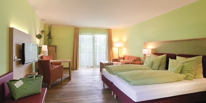 Golfurlaub - Hotel-Schwerpunkt: Golf & Schwimmen - Kößlarn - Allergikerzimmer (30 bis 35 qm) mit Holzboden, Dusche/WC und Balkon - Hotel SONNENGUT Gmbh & Co.KG