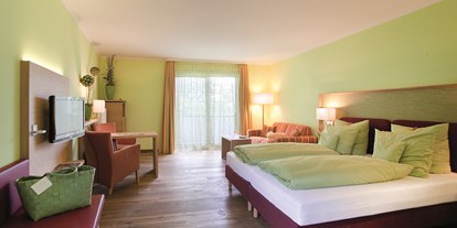 Golfurlaub - Umgebungsschwerpunkt: Therme - Röhrnbach - Allergikerzimmer (30 bis 35 qm) mit Holzboden, Dusche/WC und Balkon - Hotel SONNENGUT Gmbh & Co.KG