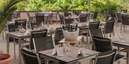 Golfurlaub - Hotel-Schwerpunkt: Golf & Schwimmen - Restaurant Terrasse - Hotel SONNENGUT Gmbh & Co.KG