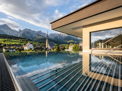 Golfurlaub - Pools: Infinity Pool - Schloßberg (Maria Alm am Steinernen Meer) - die HOCHKÖNIGIN - Mountain Resort
