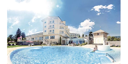 Golfurlaub - Pools: Innenpool - Sankt Oswald-Riedlhütte - Hotel Almesberger****s Außenpool im Sommer - Hotel Almesberger****s