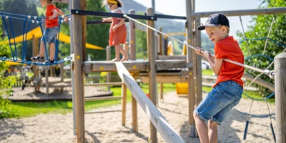 Golfurlaub - Golf-Kurs für Kinder - Feld am See - Kinderspielplatz am See - Familien-Sportresort Brennseehof
