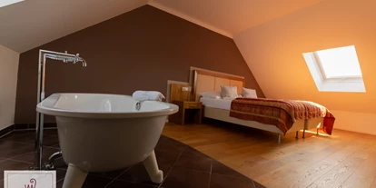 Golfurlaub - Kühlschrank - Atzenbrugg - Suite Royal mit freistehender Badewanne - Winzerhotel**** Gumpoldskirchen