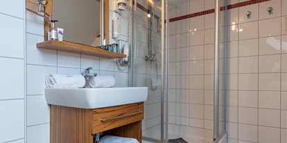 Golfurlaub - Klimaanlage - Atzenbrugg - Badezimmer mit Dusche - Winzerhotel**** Gumpoldskirchen