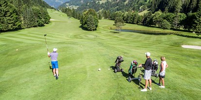 Golfurlaub - Bademantel - Kühweg (Hermagor-Pressegger See) - Golfen mit Bergpanorama - Hotel GUT Trattlerhof & Chalets****