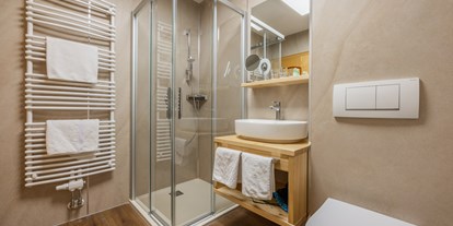 Golfurlaub - Dogsitting - Neu gestaltetes Badezimmer in den Deluxe Doppelzimmern - Vitalhotel Kaiserhof