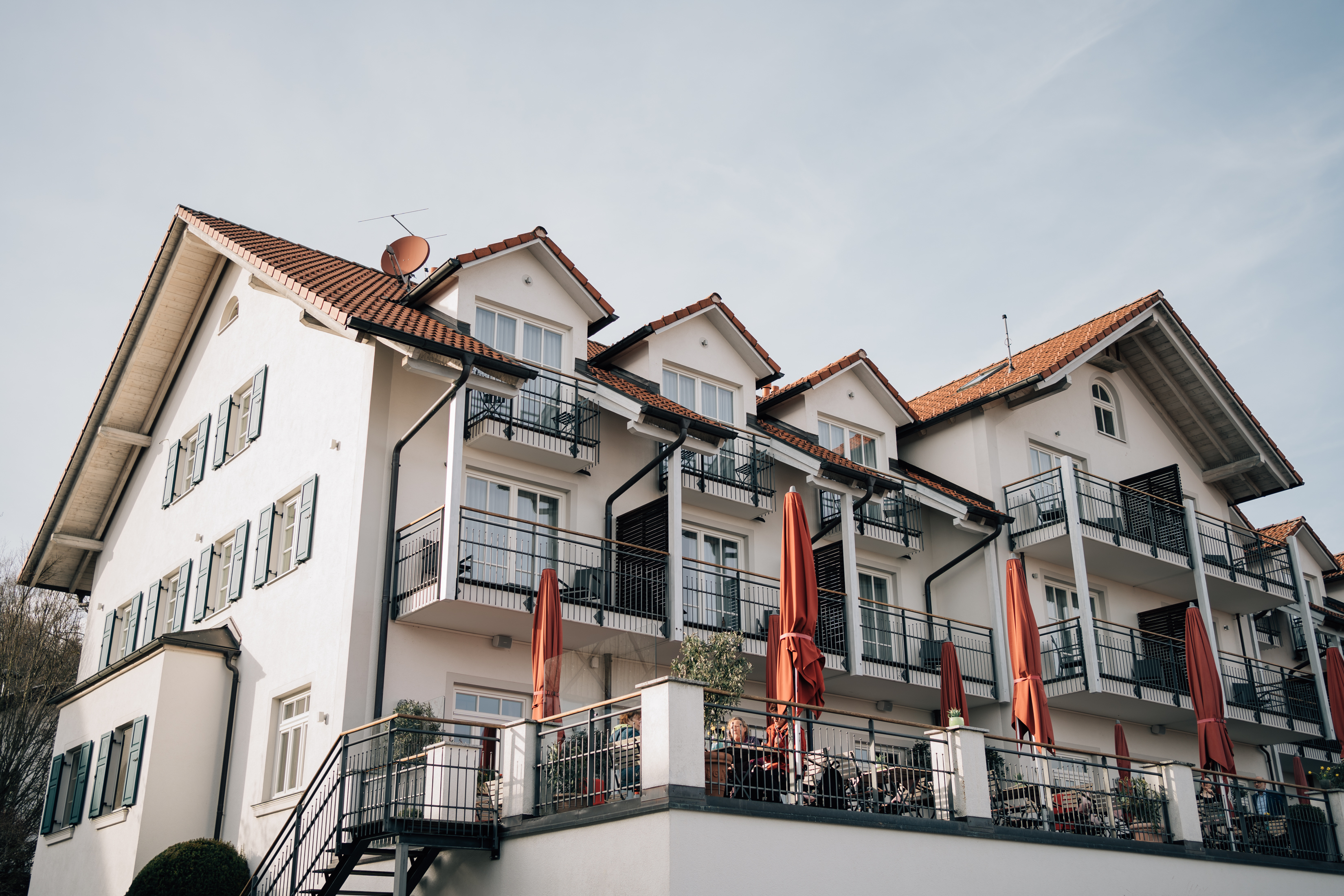 Golfhotel - Ansicht Gebäude Terrasse - Klostermaier - Hotel & Restaurant