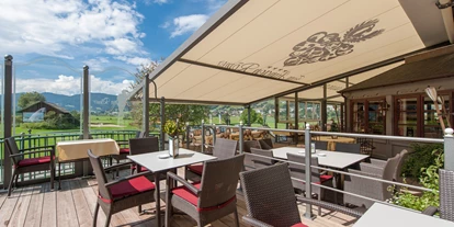 Golfurlaub - Wäscheservice - Bad Gastein - Hotel-Panoramaterrasse mit direktem Blick auf den Golfplazt - Hotel Zum Jungen Römer