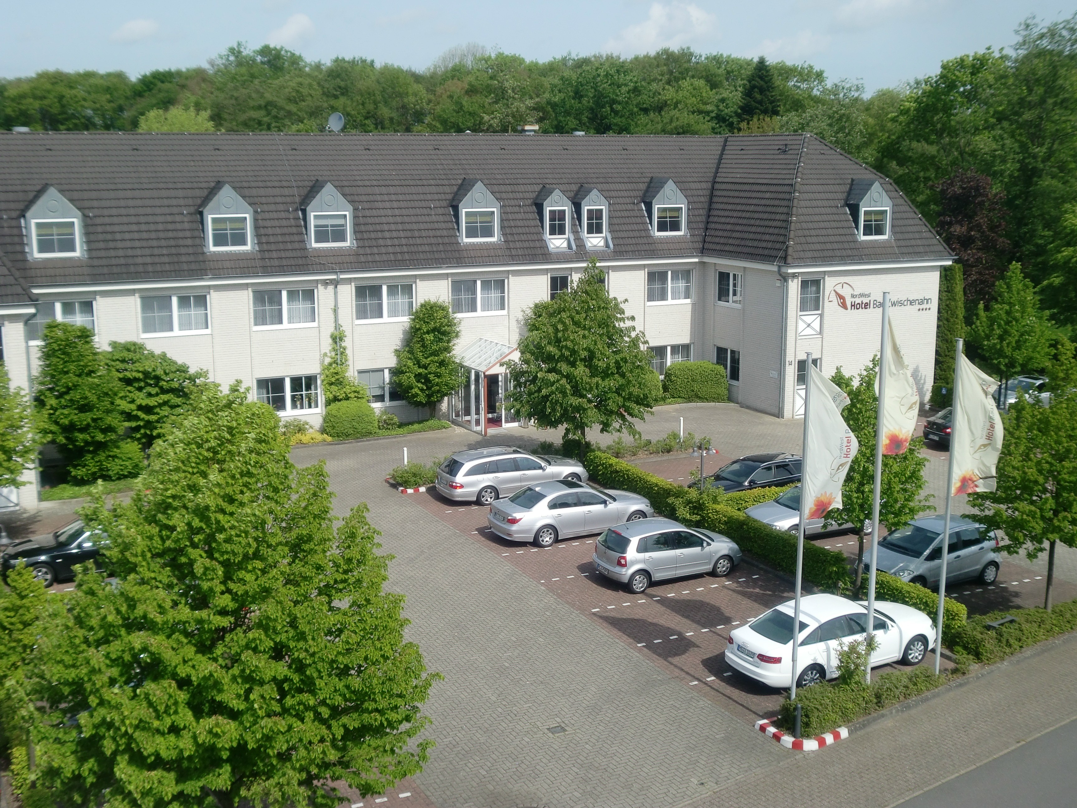 Golfhotel - Dank der einzigartigen Lage am Kurpark bietet ein Aufenthalt in unserem Haus eine wunderbare Symbiose aus absoluter Ruhe und kurzen Wegen zu sämtlichen Attraktionen in Bad Zwischenahn. - NordWest-Hotel "Bad Zwischenahn"