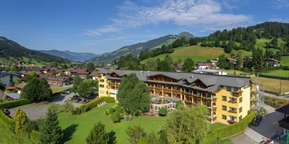 Golfurlaub - Bademantel - Kirchberg in Tirol - Hotel Alpenhof Brixen mit Blick zur Hohen Salve - Hotel Alpenhof Brixen