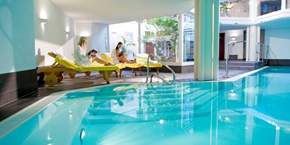 Golfurlaub - Hotelbar - Saanenmöser - Indoor-Pool im 1'000m2 grossen SPA - GOLFHOTEL Les Hauts de Gstaad & SPA