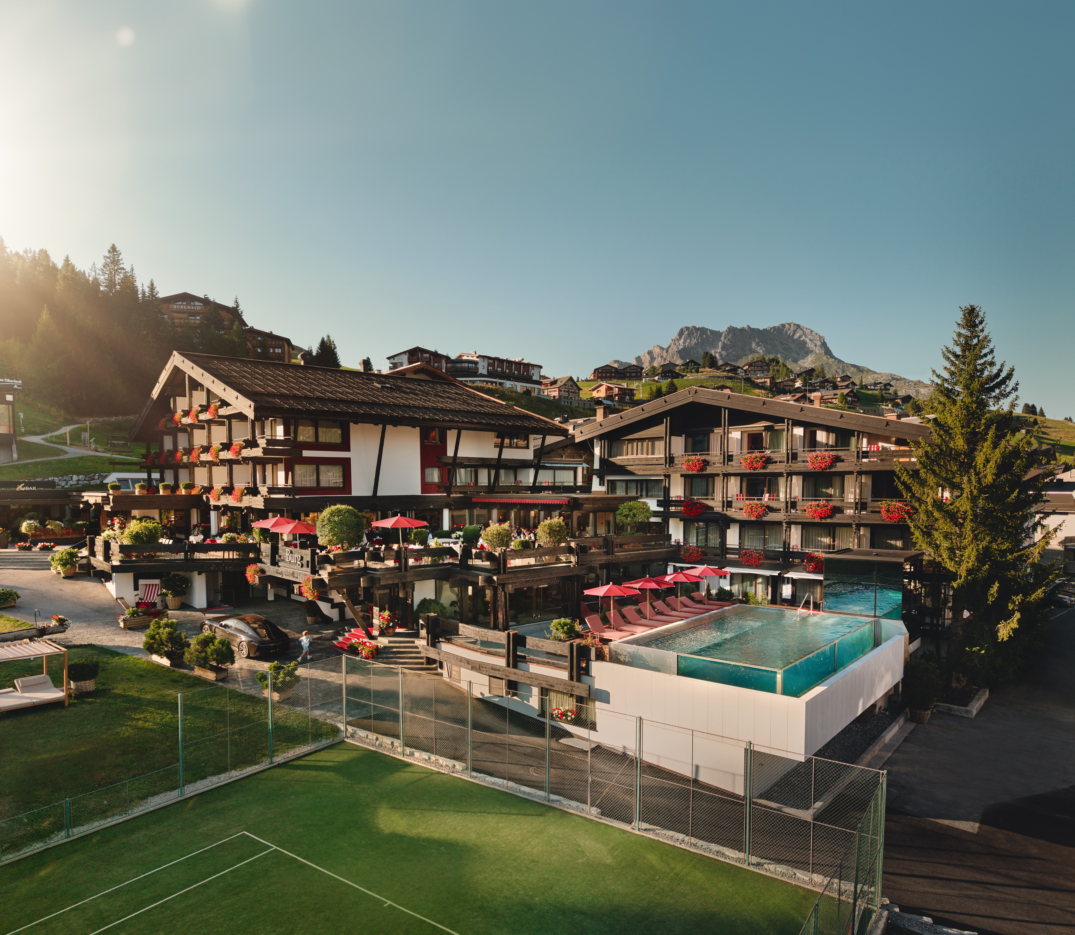 Golfhotel - Burg Hotel Außenansicht Sommer  - Burg Hotel Oberlech