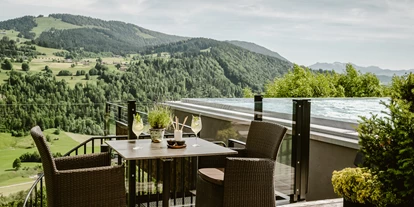 Golfurlaub - Pools: Außenpool beheizt - Rettenberg (Landkreis Oberallgäu) - Panoramaterrasse - Bergkristall - Mein Resort im Allgäu