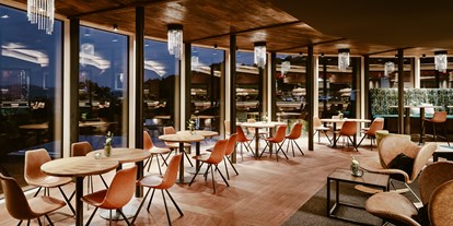 Golfurlaub - Abendmenü: mehr als 5 Gänge - Weitnau - Atrium am Abend - Bergkristall - Mein Resort im Allgäu