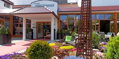 Golfurlaub - Shuttle-Service zum Golfplatz - Kößlarn - Hoteleingang - Fürstenhof ****s Quellness- und Golfhotel