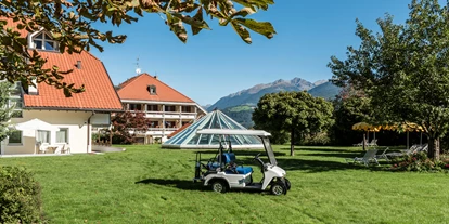 Golfurlaub - Golf-Schläger Verleih - Seis - Garten mit Golf Car - Hotel Schönblick