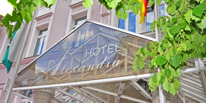 Golfurlaub - Hotel-Schwerpunkt: Golf & Familie - Geroldsgrün - Außeneingang - Hotel Alexandra