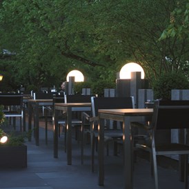 Golfhotel: Terrasse am Abend - Romantik Hotel Johanniter-Kreuz