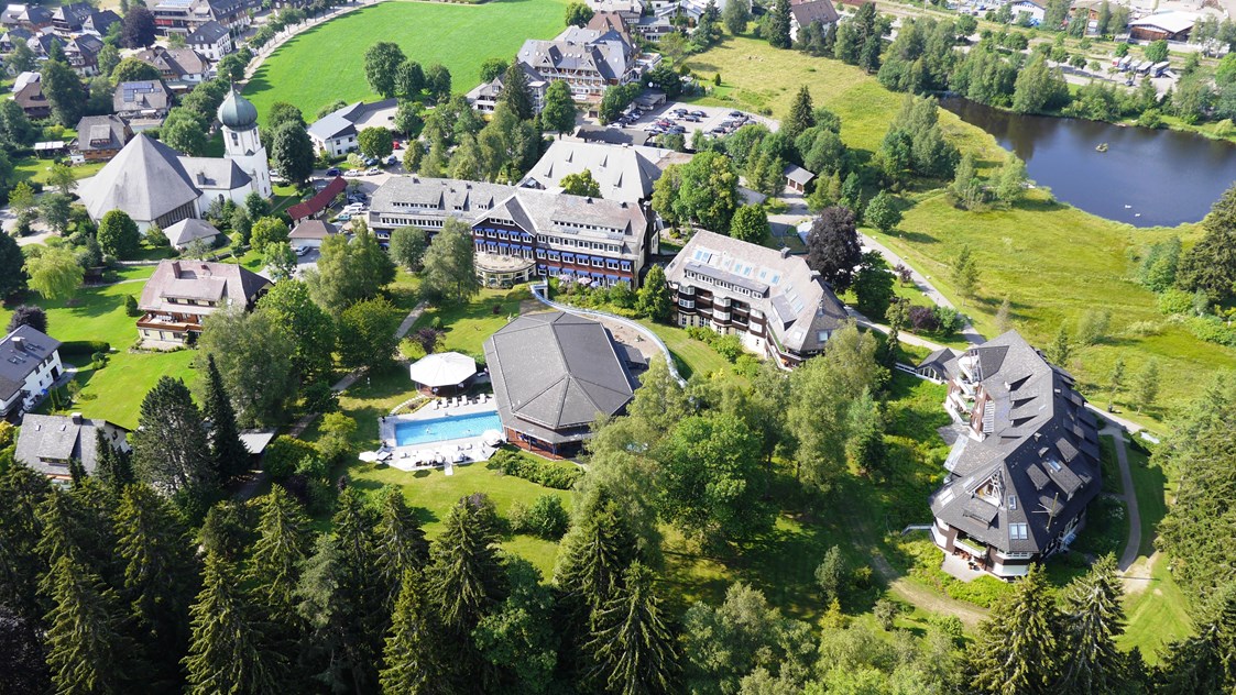 Golfhotel: Das Parkhotel Adler mit kleinem Adlersee und Privatpark auf seinem Anwesen von 70.000 Quadratmetern, 5 km von der 18-Loch-Anlage des Golfclubs Hochschwarzwald. - Parkhotel Adler 