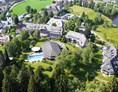 Golfhotel: Das Parkhotel Adler mit kleinem Adlersee und Privatpark auf seinem Anwesen von 70.000 Quadratmetern, 5 km von der 18-Loch-Anlage des Golfclubs Hochschwarzwald. - Parkhotel Adler 