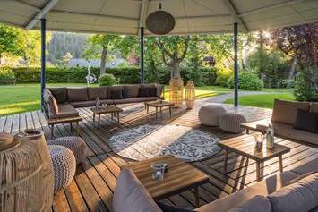 Golfhotel: Chill-Lounge am Outdoorpool des Parkhotel Adler in Hinterzarten. - Parkhotel Adler 