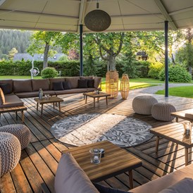 Golfhotel: Chill-Lounge am Outdoorpool des Parkhotel Adler in Hinterzarten. - Parkhotel Adler 