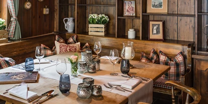 Golfurlaub - Deutschland - Tisch im Raum "Wirtshus" des Restaurants "Adler Stuben" in Hinterzarten. - Parkhotel Adler