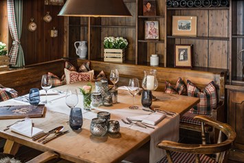 Golfhotel: Tisch im Raum "Wirtshus" des Restaurants "Adler Stuben" in Hinterzarten. - Parkhotel Adler 