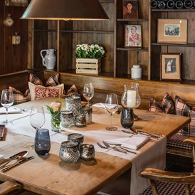 Golfhotel: Tisch im Raum "Wirtshus" des Restaurants "Adler Stuben" in Hinterzarten. - Parkhotel Adler 