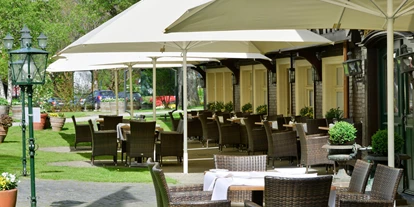 Golfurlaub - Deutschland - Terrasse vor dem historischen Schwarzwaldhaus des Parkhotel Adler. - Parkhotel Adler