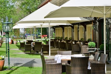 Golfhotel: Terrasse vor dem historischen Schwarzwaldhaus des Parkhotel Adler. - Parkhotel Adler 
