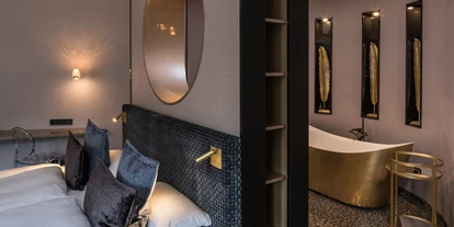 Golfurlaub - Deutschland - Neue Residenz Junior Suite im Parkhotel Adler mit Badewanne im Wohn- und Schlafraum sowie mit Terrasse zum Park. - Parkhotel Adler