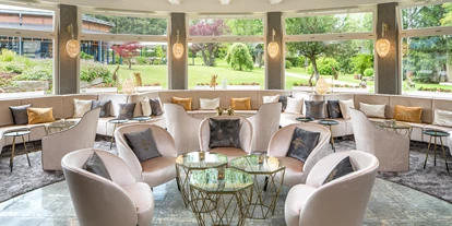 Golfurlaub - Deutschland - Neue Design-Lobby im Hauptgebäude mit Blick in den Privatpark des Hotels. - Parkhotel Adler