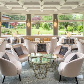 Golfhotel: Neue Design-Lobby im Hauptgebäude mit Blick in den Privatpark des Hotels. - Parkhotel Adler 