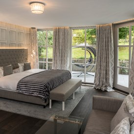 Golfhotel: Neue Adler Suite mit großer Terrasse zum Privatpark des Hotels. - Parkhotel Adler 