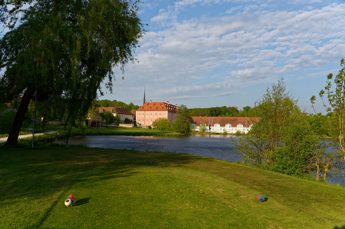 Golfhotel: Abschlag Tee 18 Richtung Green und Schloss - Hotel Schloss Reichmannsdorf 