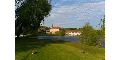 Golfurlaub - Deutschland - Abschlag Tee 18 Richtung Green und Schloss - Hotel Schloss Reichmannsdorf