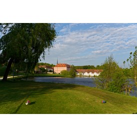Golfhotel: Abschlag Tee 18 Richtung Green und Schloss - Hotel Schloss Reichmannsdorf 